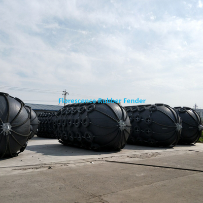 De Stootkussens D2.0 L3.5m van Yokohamamarine pneumatic rubber fender dock